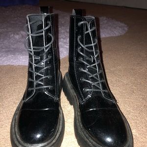 Black boots super cute size women 8